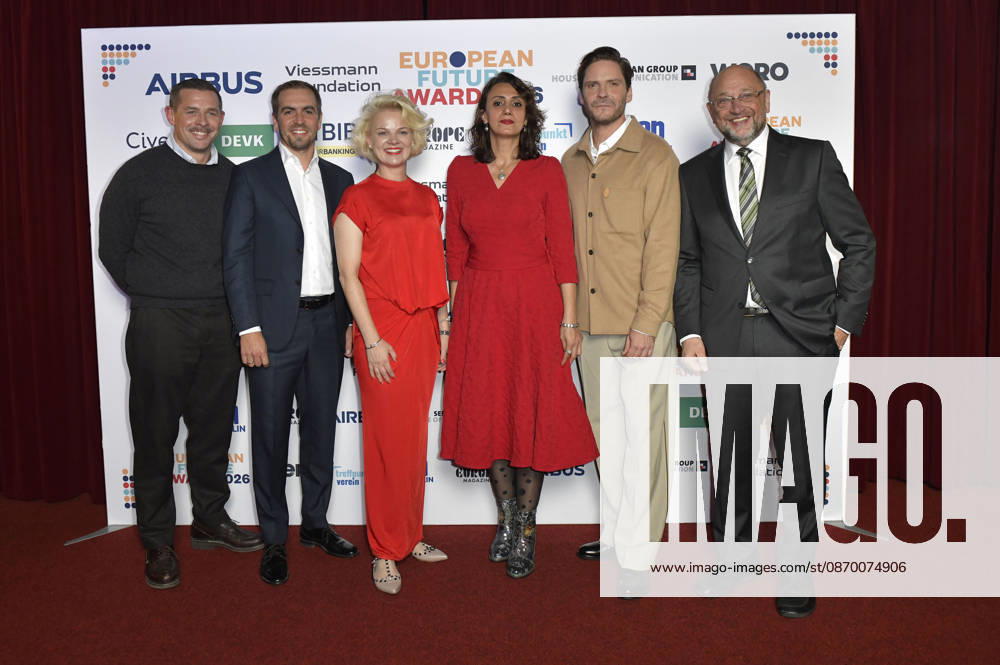 Klaas Heufer-Umlauf, Philipp Lahm, Anna Zeiter, Meral Simsek, Daniel Brühl und Martin Schulz bei der Verleihung des European Future Award 2026 im Tipi am Kanzleramt. Berlin