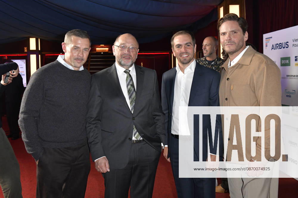 Klaas Heufer-Umlauf, Martin Schulz, Philipp Lahm und Daniel Brühl bei der Verleihung des European Future Award 2026 im Tipi am Kanzleramt. Berlin