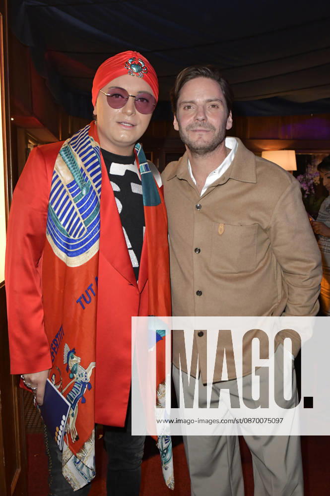 Julian F.M. Stoeckel und Daniel Brühl bei der Verleihung des European Future Award 2026 im Tipi am Kanzleramt. Berlin