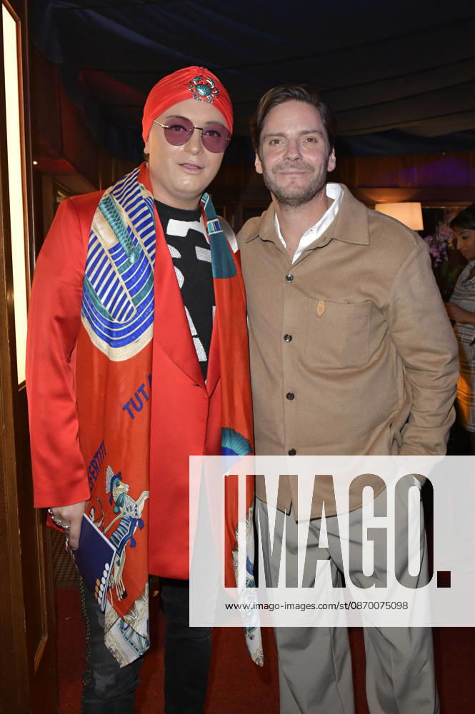 Julian F.M. Stoeckel und Daniel Brühl bei der Verleihung des European Future Award 2026 im Tipi am Kanzleramt. Berlin