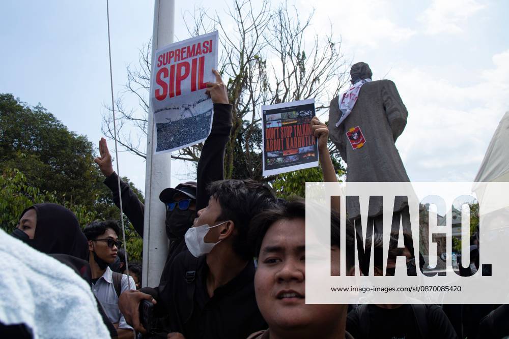 Yogyakarta students protest government YOGYAKARTA, INDONESIA - OCTOBER 20, 2026: Students gather at the Special Region of Yogyakarta (DIY) Regional People s Representative Council (DPRD) building during a protest against the central government, which has been in office for two years. Students from Muhammadiyah University of Yogyakarta (UMY) later marched to the Zero Kilometer Point in Yogyakarta to voice criticism of government policies they consider controversial and harmful to people s lives. Yogyakarta Indonesia