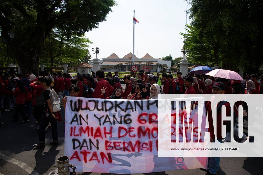 Yogyakarta students protest government YOGYAKARTA, INDONESIA - OCTOBER 20, 2026: Students gather at the Special Region of Yogyakarta (DIY) Regional People s Representative Council (DPRD) building during a protest against the central government, which has been in office for two years. Students from Muhammadiyah University of Yogyakarta (UMY) later marched to the Zero Kilometer Point in Yogyakarta to voice criticism of government policies they consider controversial and harmful to people s lives. Yogyakarta Indonesia