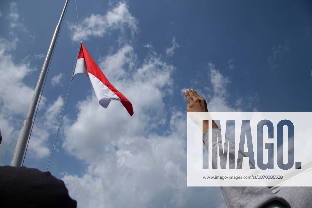 Yogyakarta students protest government YOGYAKARTA, INDONESIA - OCTOBER 20, 2026: Students gather at the Special Region of Yogyakarta (DIY) Regional People s Representative Council (DPRD) building during a protest against the central government, which has been in office for two years. Students from Muhammadiyah University of Yogyakarta (UMY) later marched to the Zero Kilometer Point in Yogyakarta to voice criticism of government policies they consider controversial and harmful to people s lives. Yogyakarta Indonesia