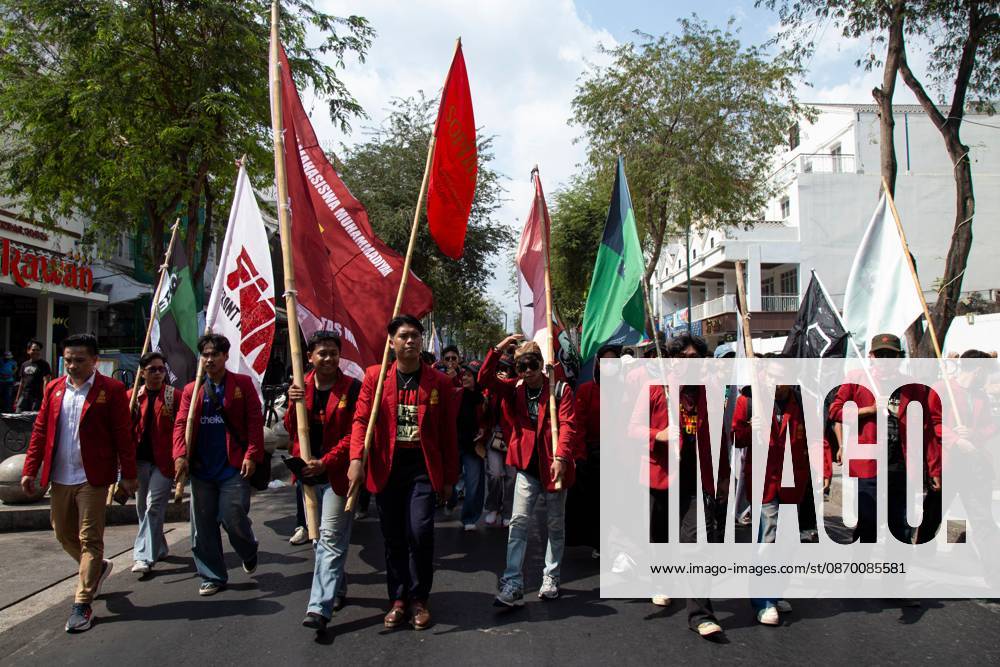 Yogyakarta students protest government YOGYAKARTA, INDONESIA - OCTOBER 20, 2026: Students gather at the Special Region of Yogyakarta (DIY) Regional People s Representative Council (DPRD) building during a protest against the central government, which has been in office for two years. Students from Muhammadiyah University of Yogyakarta (UMY) later marched to the Zero Kilometer Point in Yogyakarta to voice criticism of government policies they consider controversial and harmful to people s lives. Yogyakarta Indonesia