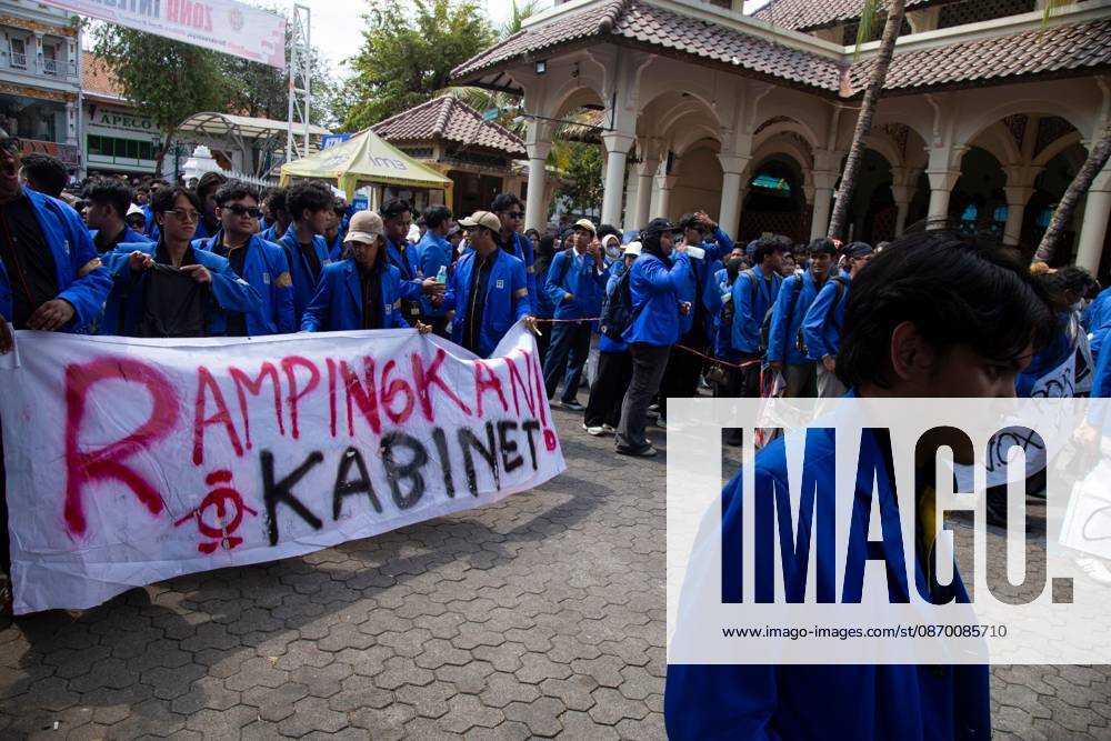 Yogyakarta students protest government YOGYAKARTA, INDONESIA - OCTOBER 20, 2026: Students gather at the Special Region of Yogyakarta (DIY) Regional People s Representative Council (DPRD) building during a protest against the central government, which has been in office for two years. Students from Muhammadiyah University of Yogyakarta (UMY) later marched to the Zero Kilometer Point in Yogyakarta to voice criticism of government policies they consider controversial and harmful to people s lives. Yogyakarta Indonesia