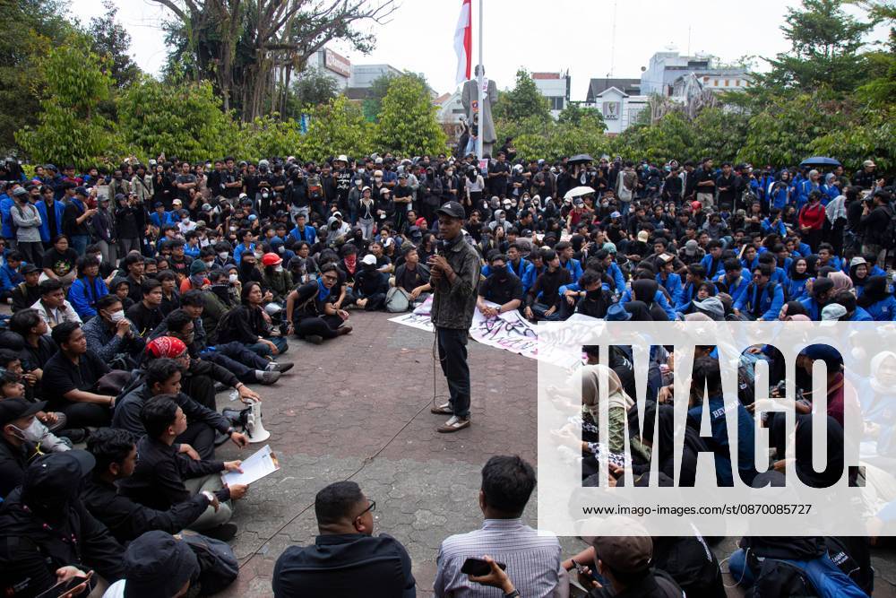 Yogyakarta students protest government YOGYAKARTA, INDONESIA - OCTOBER 20, 2026: Students gather at the Special Region of Yogyakarta (DIY) Regional People s Representative Council (DPRD) building during a protest against the central government, which has been in office for two years. Students from Muhammadiyah University of Yogyakarta (UMY) later marched to the Zero Kilometer Point in Yogyakarta to voice criticism of government policies they consider controversial and harmful to people s lives. Yogyakarta Indonesia
