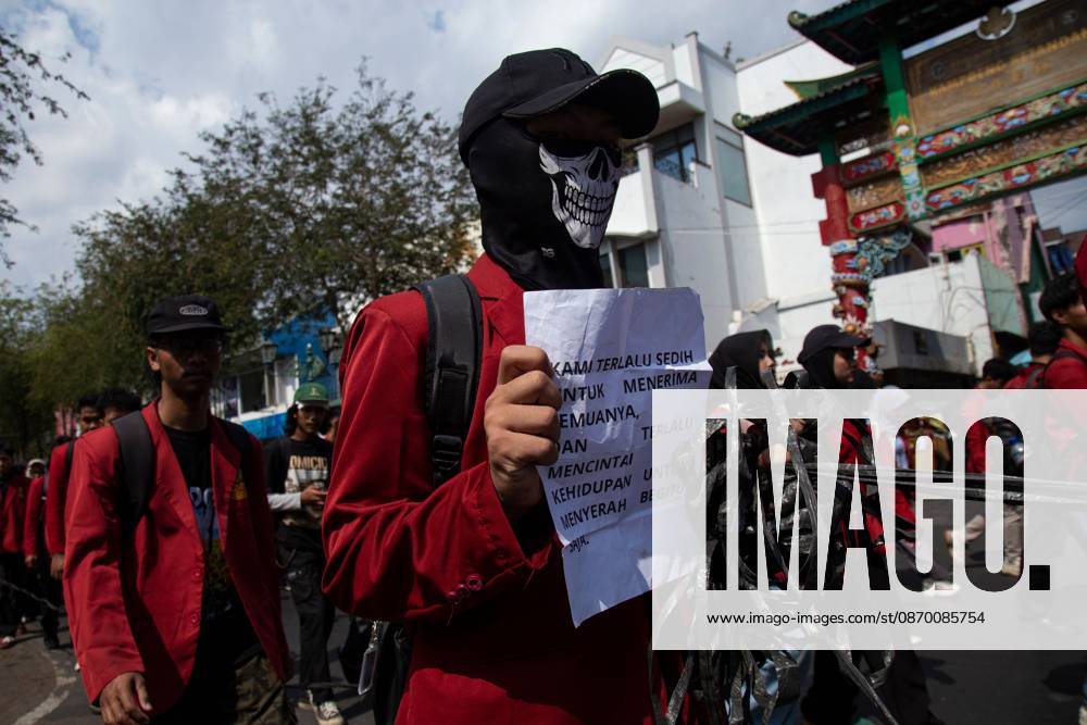Yogyakarta students protest government YOGYAKARTA, INDONESIA - OCTOBER 20, 2026: Students gather at the Special Region of Yogyakarta (DIY) Regional People s Representative Council (DPRD) building during a protest against the central government, which has been in office for two years. Students from Muhammadiyah University of Yogyakarta (UMY) later marched to the Zero Kilometer Point in Yogyakarta to voice criticism of government policies they consider controversial and harmful to people s lives. Yogyakarta Indonesia