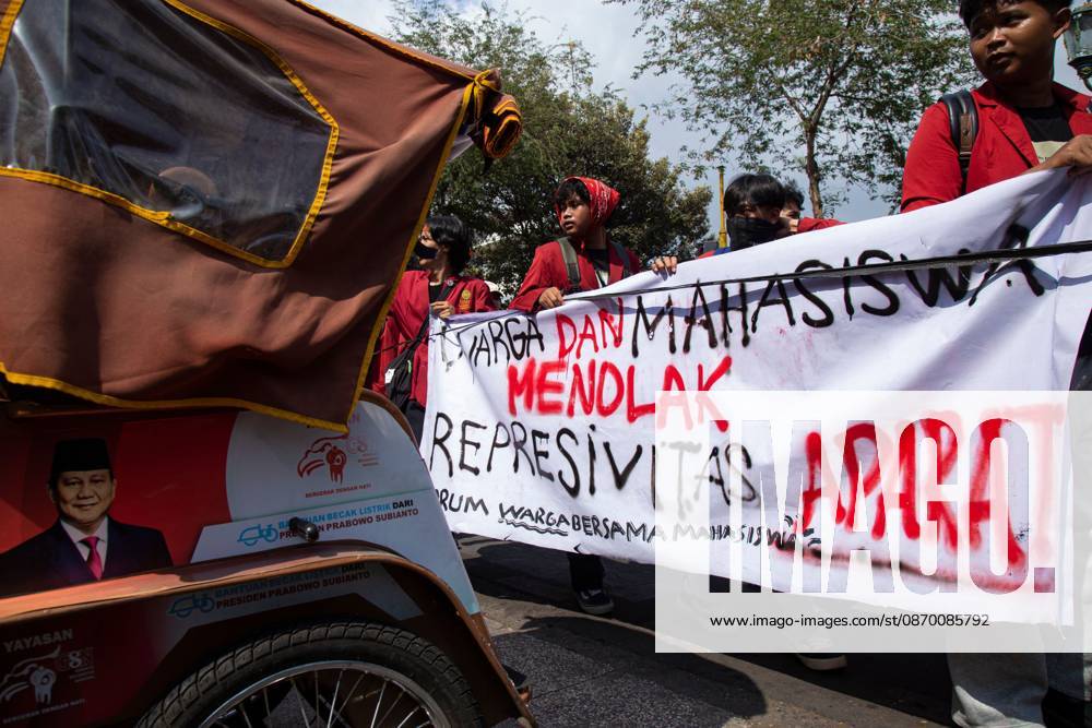 Yogyakarta students protest government YOGYAKARTA, INDONESIA - OCTOBER 20, 2026: Students gather at the Special Region of Yogyakarta (DIY) Regional People s Representative Council (DPRD) building during a protest against the central government, which has been in office for two years. Students from Muhammadiyah University of Yogyakarta (UMY) later marched to the Zero Kilometer Point in Yogyakarta to voice criticism of government policies they consider controversial and harmful to people s lives. Yogyakarta Indonesia