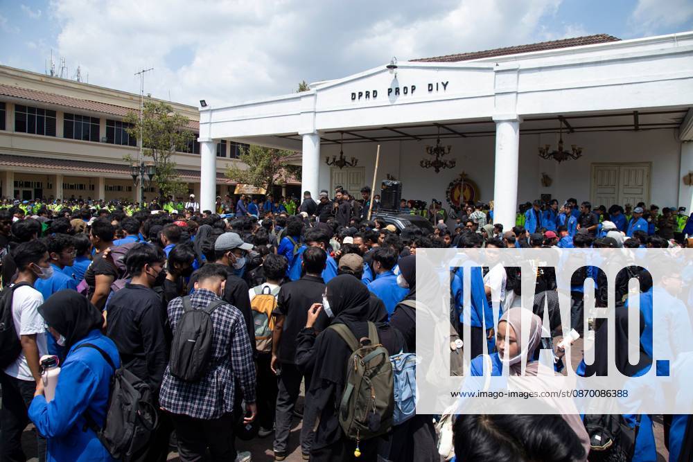 YOGYAKARTA, INDONESIA - OCTOBER 20, 2026: Students gather at the Special Region of Yogyakarta (DIY) Regional People s Representative Council (DPRD) building during a protest against the central government, which has been in office for two years. Students from Muhammadiyah University of Yogyakarta (UMY) later marched to the Zero Kilometer Point in Yogyakarta to voice criticism of government policies they consider controversial and harmful to people s lives. Yogyakarta Indonesia - ZUMAq101 20261020_zna_q101_091