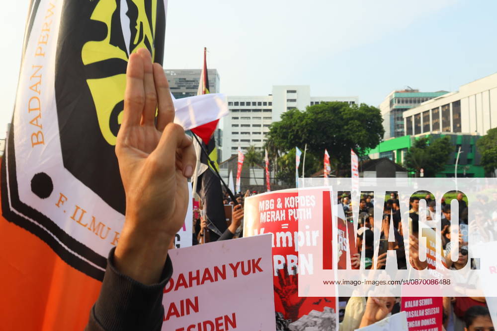 Jakarta, Central Jakarta, jakarta: Students and civil society groups stage a protest at Tugu Tani, Central Jakarta, voicing concerns over government policies, environmental issues, and social inequality. Jakarta jakarta - ZUMAp146 20261020_zap_p146_021