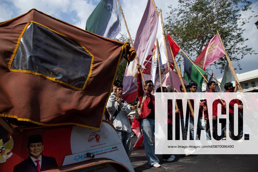 YOGYAKARTA, INDONESIA - OCTOBER 20, 2026: Students gather at the Special Region of Yogyakarta (DIY) Regional People s Representative Council (DPRD) building during a protest against the central government, which has been in office for two years. Students from Muhammadiyah University of Yogyakarta (UMY) later marched to the Zero Kilometer Point in Yogyakarta to voice criticism of government policies they consider controversial and harmful to people s lives. Yogyakarta Indonesia - ZUMAq101 20261020_zna_q101_090