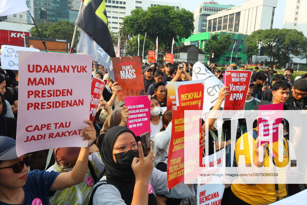 Jakarta, Central Jakarta, jakarta: Students and civil society groups stage a protest at Tugu Tani, Central Jakarta, voicing concerns over government policies, environmental issues, and social inequality. Jakarta jakarta - ZUMAp146 20261020_zap_p146_029