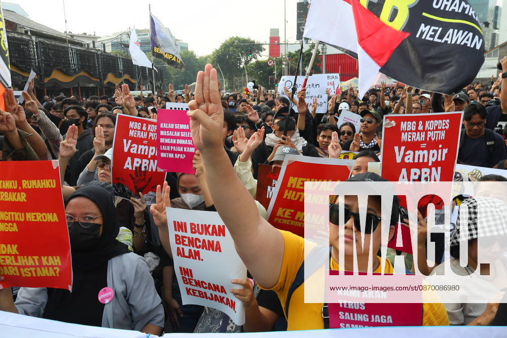Jakarta, Central Jakarta, jakarta: Students and civil society groups stage a protest at Tugu Tani, Central Jakarta, voicing concerns over government policies, environmental issues, and social inequality. Jakarta jakarta - ZUMAp146 20261020_zap_p146_034
