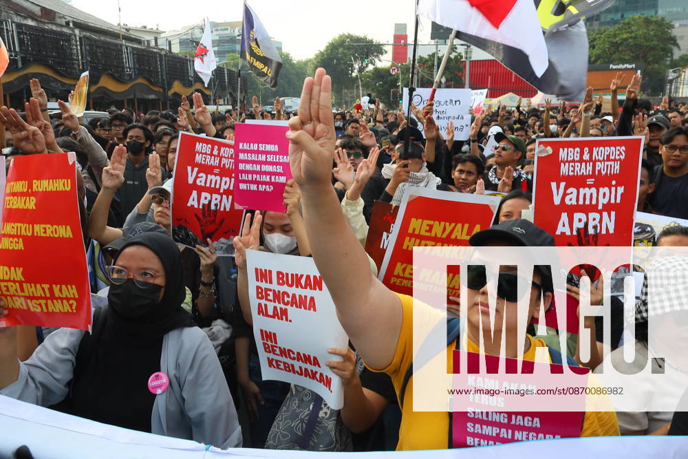 Jakarta, Central Jakarta, jakarta: Students and civil society groups stage a protest at Tugu Tani, Central Jakarta, voicing concerns over government policies, environmental issues, and social inequality. Jakarta jakarta - ZUMAp146 20261020_zap_p146_036