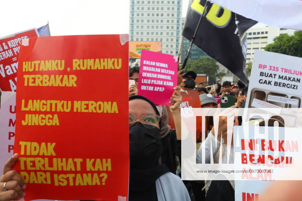 Jakarta, Central Jakarta, jakarta: Students and civil society groups stage a protest at Tugu Tani, Central Jakarta, voicing concerns over government policies, environmental issues, and social inequality. Jakarta jakarta - ZUMAp146 20261020_zap_p146_039
