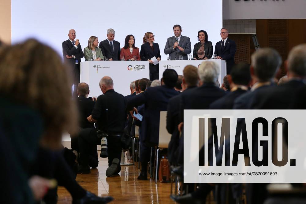 Berlin, Deutschland, 20.10.2026: ESMT: Invest in Germany Summit: Diskussion unter anderem mit: Martin Blessing (Beauftragter für Investitionen im Standort Deutschland), Bundesministerin für Wohnen, Stadtentwicklung und Bauwesen Verena Hubertz (SPD), Bundesminister für Verkehr Steffen Bilger (CDU), Bundesministerin für Wirtschaft und Energie Katherina Reiche (CDU), Bundesminister der Finanzen Lars Klingbeil (SPD), Bundesministerin für Forschung, Technologie und Raumfahrt Dorothee Bär (CSU), Bundesminister für Digitales und Staatsmodernisierung Karsten Wildberger (CDU)