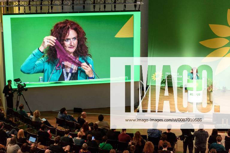 29. Rat der Europäischen Grünen Deutschland, Berlin - 23 11 2018: Brigitte Foppa (Grüne Fraktion - Gruppo verde - Grupa verda, Südtirol) spricht beim 29. Rat der Europäischen Grünen auf dem Podium über Sexismus. Berlin Berlin Deutschland