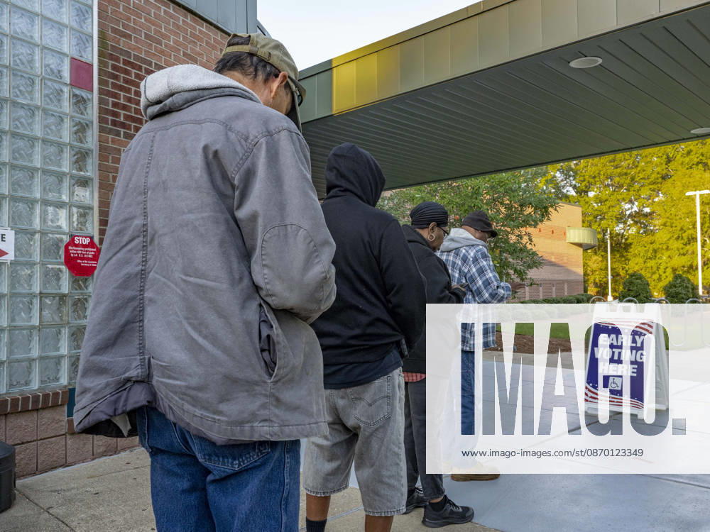 Voters wait in line for the opening of the polls on the first day of early vote in Louisiana. Voters are casting their ballots in a highly watched Senate race and in redrawn congressional districts due to the U.S. Supreme CourtÕs Louisiana v. Callais decision, which struck down the stateÕs Congressional map that had created a second majority-Black district. Shreveport USA - ZUMAd155 20261020_znp_d155_011