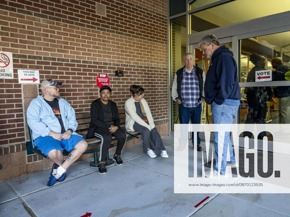 Voters get to know their neighbors as they wait for the opening of the polls on the first day of early vote in Louisiana.Voters are casting their ballots in a highly watched Senate race and in redrawn congressional districts due to the U.S. Supreme CourtÕs Louisiana v. Callais decision, which struck down the stateÕs Congressional map that had created a second majority-Black district. Shreveport USA - ZUMAd155 20261020_znp_d155_012