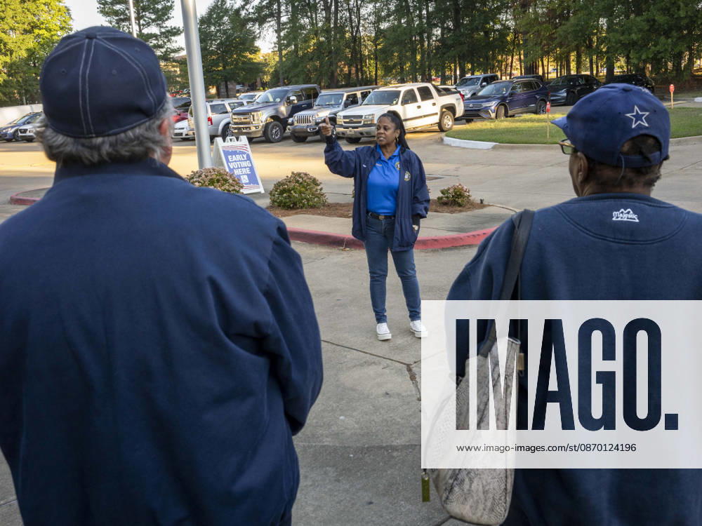 RACHEL WILLIS-BROWN of the Caddo Parish Registrar of Voters explains voting procedures to those waiting in line before the opening of polls on the first day of early vote in Louisiana. Shreveport USA - ZUMAd155 20261020_znp_d155_016