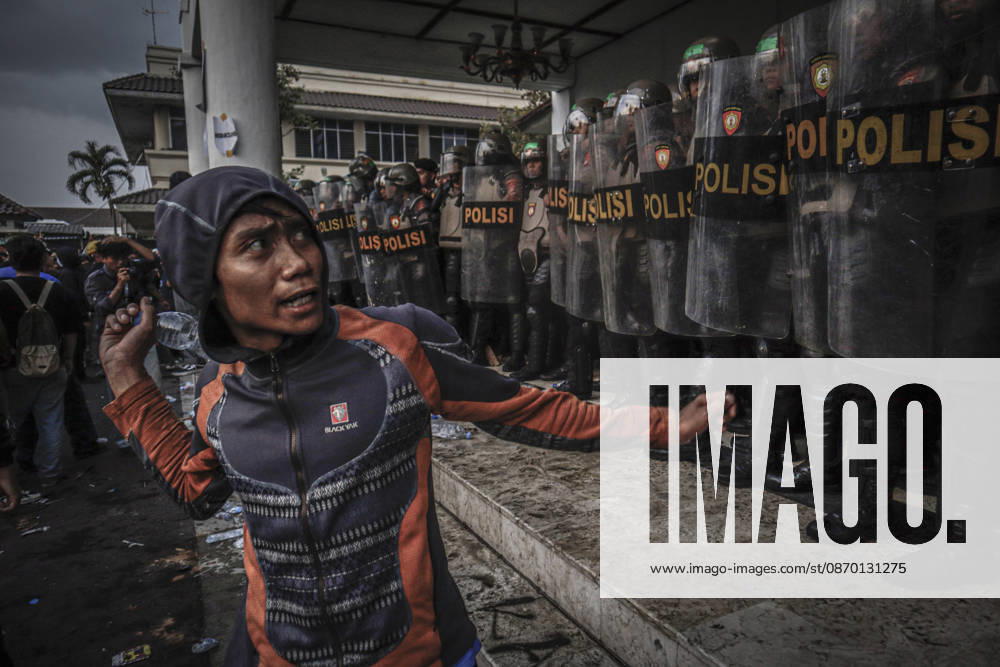 Yogyakarta, Special Region Of Yogyakarta, Indonesia: Special Region of Yogyakarta. A crowd comprising members of a community and student alliance staged a protest in front of the Special Region of Yogyakarta Regional People s Representative Council (DPRD) building. During the protest, the demonstrators made several demands, including that forest and land fires and floods be declared national disasters; that strict action be taken against the corporations involved; and that the cost of education and healthcare be reduced and access to these services be made more equitable. Yogyakarta Indonesia - ZUMAf198 20261020_zip_f198_005