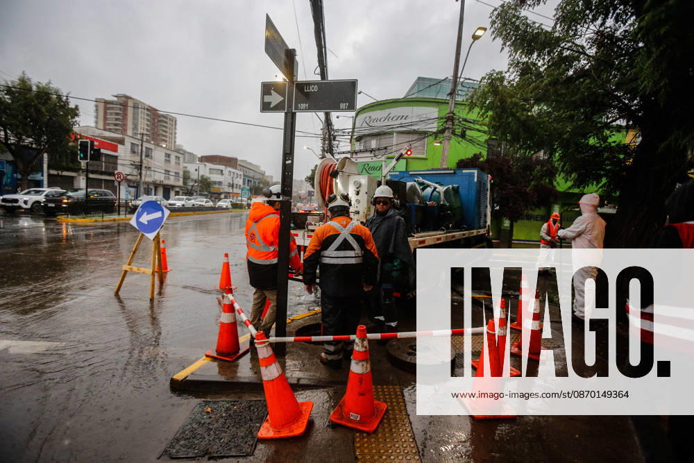 Santiago, October 20, 2026: Flooding on Gran Avenida causes water to pool in the Line 2 Metro station in Santiago as a result of the rains. Diego Martin Aton Chile, Aton 1201170 jpeg