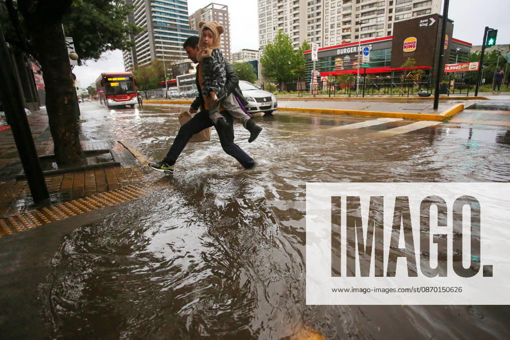 Santiago, October 20, 2026: Flooding at the intersection of Irarrazaval and Lo Encalada streets during the storm front affecting the metropolitan region. Jonnathan Oyarzun, Aton Chile, Santiago, Chile. Aton 1201191