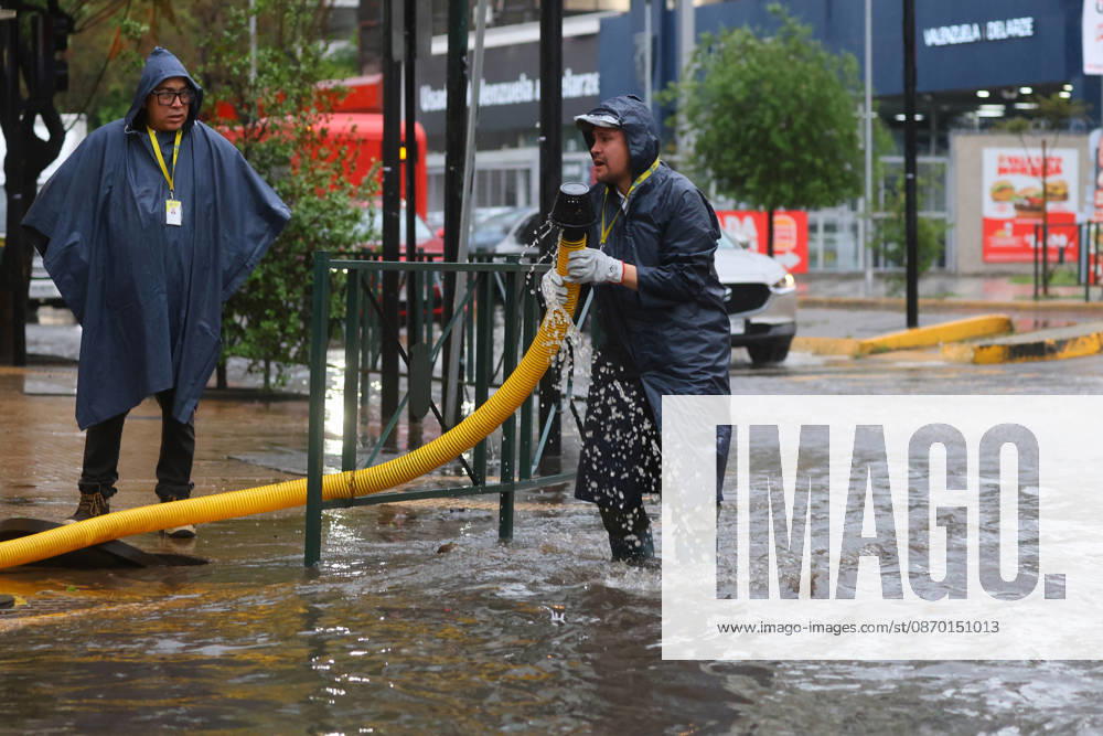 Santiago, October 20, 2026: Flooding at the intersection of Irarrazaval and Lo Encalada streets during the storm front affecting the metropolitan region. Jonnathan Oyarzun, Aton Chile, Santiago, Chile. Aton 1201194