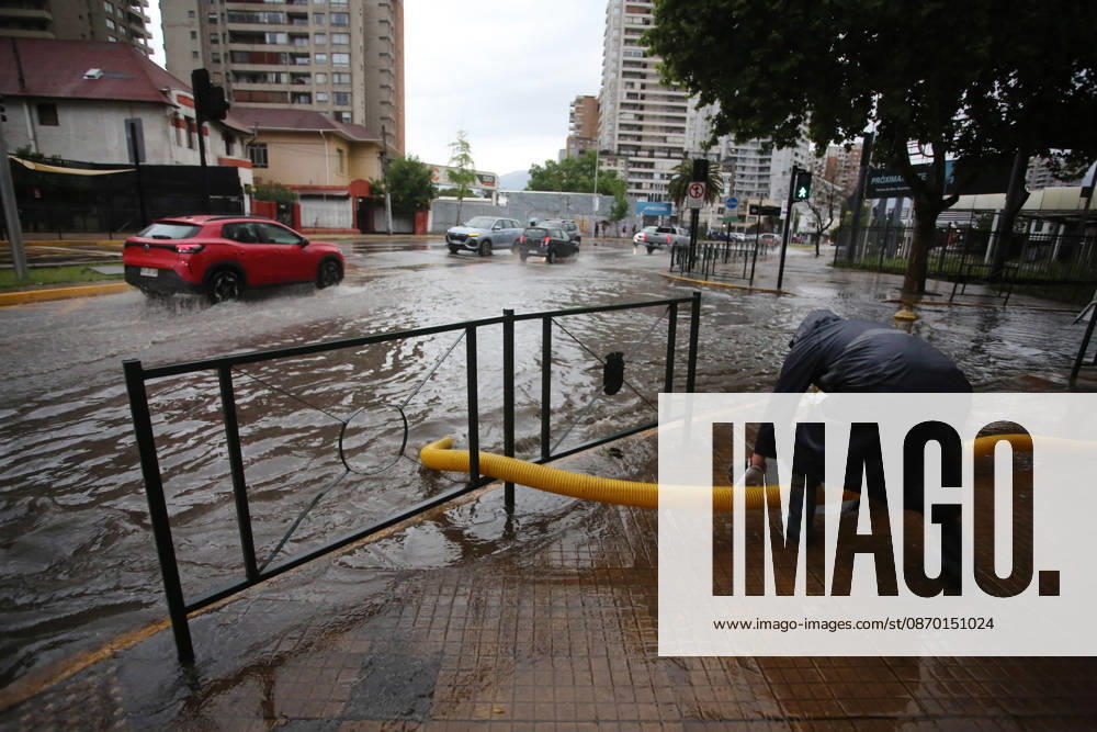 Santiago, October 20, 2026: Flooding at the intersection of Irarrazaval and Lo Encalada streets during the storm system affecting the metropolitan region. Jonnathan Oyarzun, Aton Chile, Santiago, Chile. Aton 1201200