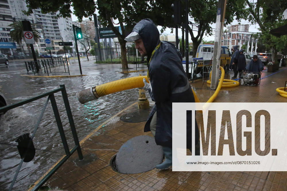 Santiago, October 20, 2026: Flooding at the intersection of Irarrazaval and Lo Encalada streets during the storm system affecting the metropolitan region. Jonnathan Oyarzun, Aton Chile, Santiago, Chile. Aton 1201202