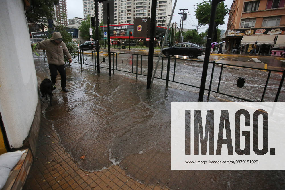Santiago, October 20, 2026: Flooding at the intersection of Irarrazaval and Lo Encalada streets during the storm system affecting the metropolitan region. Jonnathan Oyarzun, Aton Chile, Santiago, Chile. Aton 1201204
