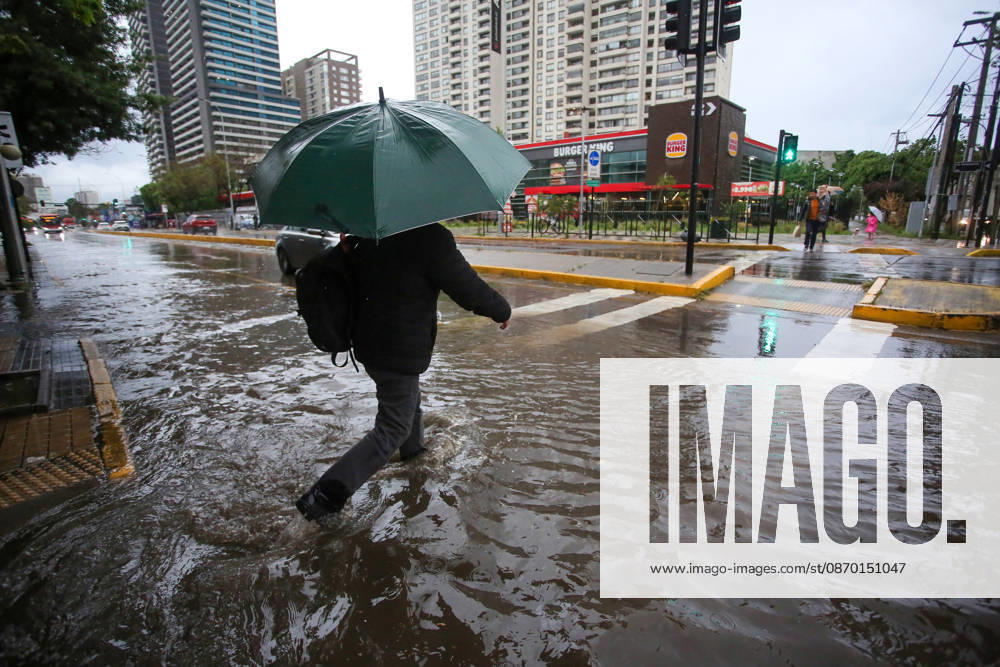Santiago, October 20, 2026: Flooding at the intersection of Irarrazaval and Lo Encalada streets during the storm system affecting the metropolitan region. Jonnathan Oyarzun, Aton Chile, Santiago, Chile. Aton 1201206