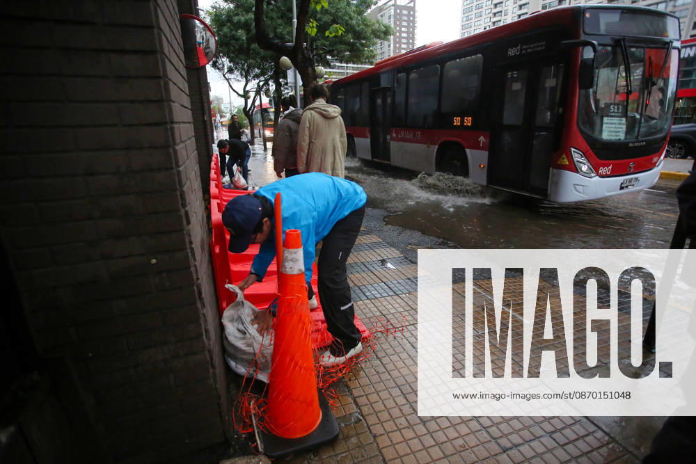 Santiago, October 20, 2026: Flooding at the intersection of Irarrazaval and Lo Encalada streets during the storm system affecting the metropolitan region. Jonnathan Oyarzun, Aton Chile, Santiago, Chile. Aton 1201207