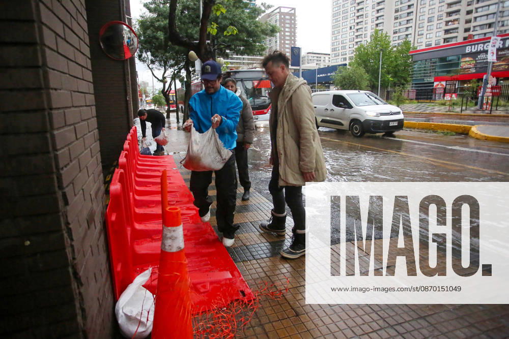 Santiago, October 20, 2026: Flooding at the intersection of Irarrazaval and Lo Encalada streets during the storm system affecting the metropolitan region. Jonnathan Oyarzun, Aton Chile, Santiago, Chile. Aton 1201208
