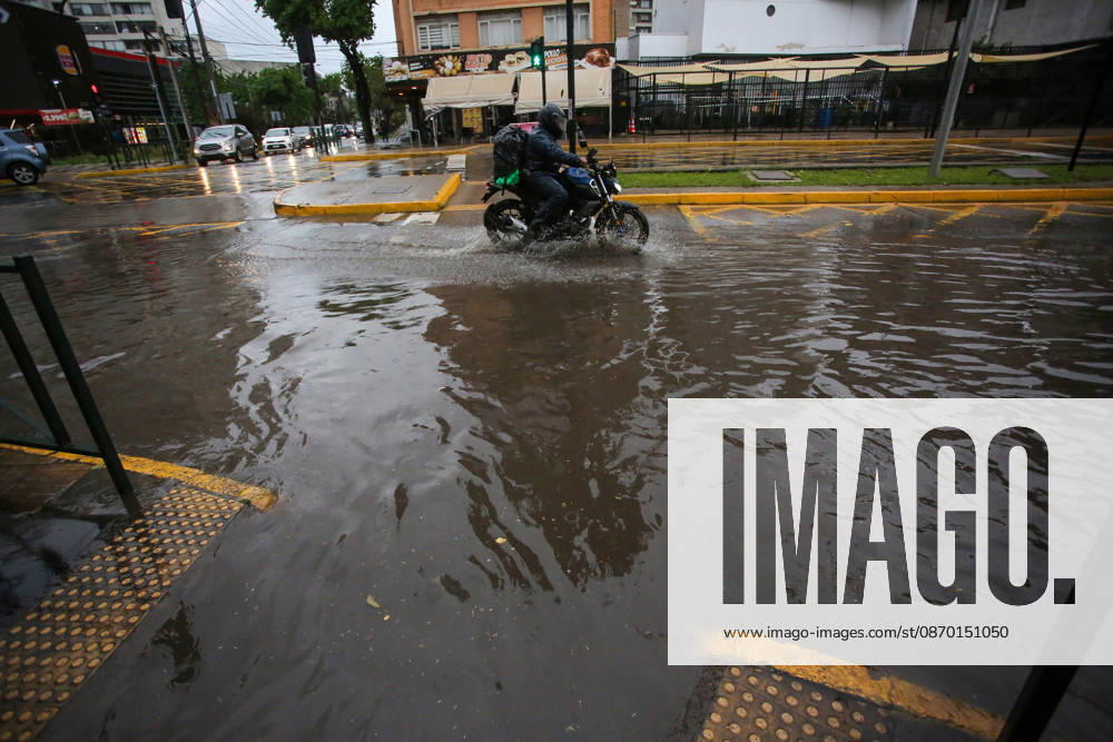 Santiago, October 20, 2026: Flooding at the intersection of Irarrazaval and Lo Encalada streets during the storm system affecting the metropolitan region. Jonnathan Oyarzun, Aton Chile, Santiago, Chile. Aton 1201209