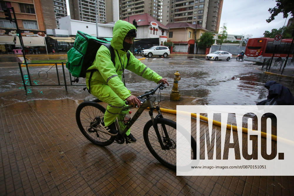 Santiago, October 20, 2026: Flooding at the intersection of Irarrazaval and Lo Encalada streets during the storm system affecting the metropolitan region. Jonnathan Oyarzun, Aton Chile, Santiago, Chile. Aton 1201210