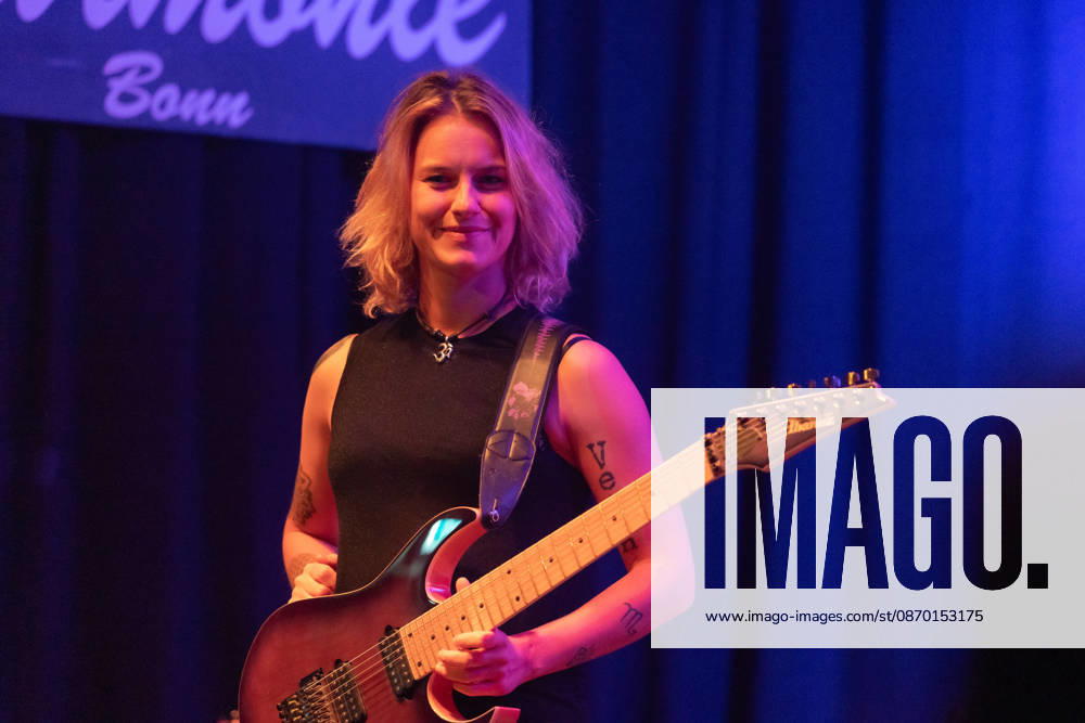 Yasi Hofer in der Harmonie Bonn - 20.10.26 Die Gitarristin Yasi HOFER aus Ulm tritt mit ihrer Band bei einem Konzert in der Harmonie Bonn auf. Sie spielt dort im Rahmen ihrer Best Of Tour 2026. Zu ihrem Stil zählen rockige Gitarrenparts bis hin zu Fusion und instrumentalen Passagen. Bonn Harmonie Bonn Nordrhein-Westfalen Deutschland
