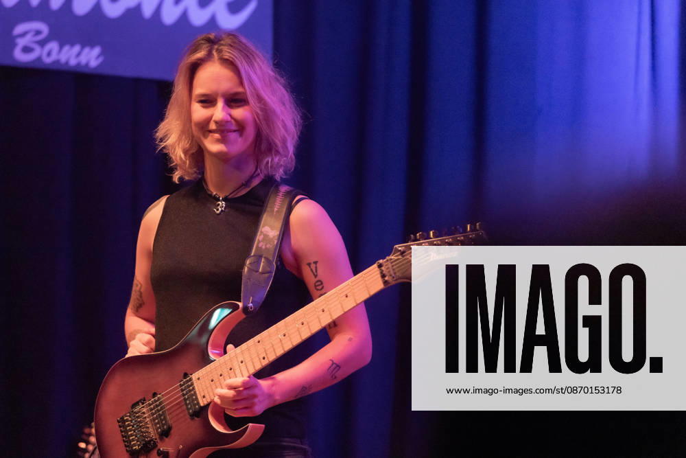 Yasi Hofer in der Harmonie Bonn - 20.10.26 Die Gitarristin Yasi HOFER aus Ulm tritt mit ihrer Band bei einem Konzert in der Harmonie Bonn auf. Sie spielt dort im Rahmen ihrer Best Of Tour 2026. Zu ihrem Stil zählen rockige Gitarrenparts bis hin zu Fusion und instrumentalen Passagen. Bonn Harmonie Bonn Nordrhein-Westfalen Deutschland
