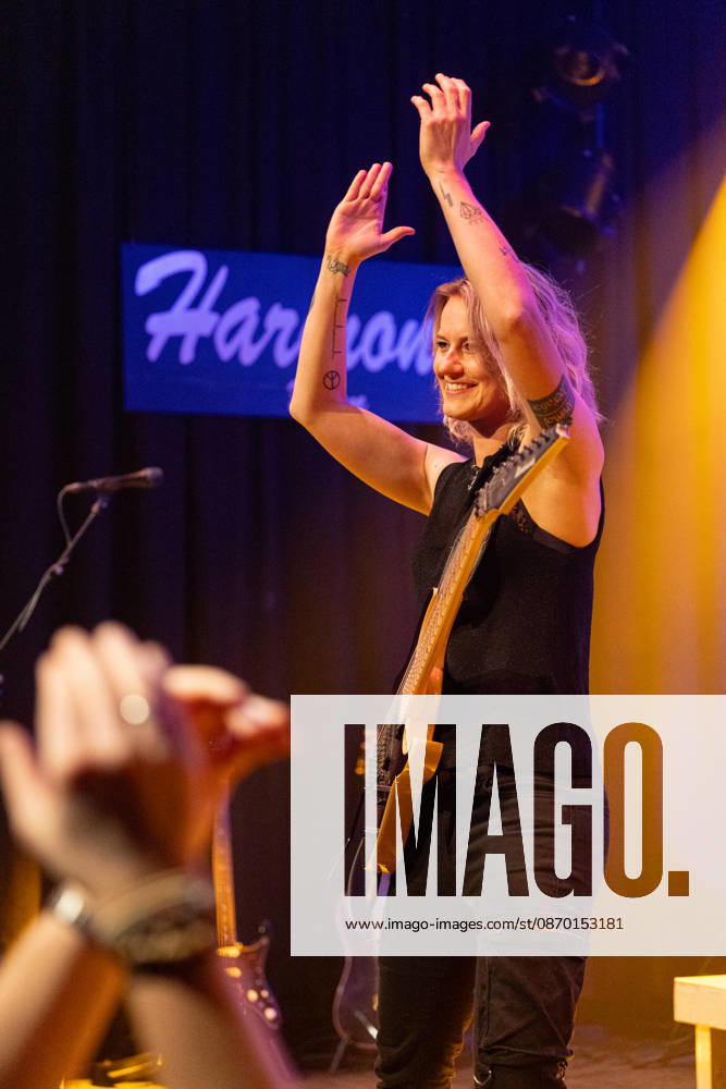 Yasi Hofer in der Harmonie Bonn - 20.10.26 Die Gitarristin Yasi HOFER aus Ulm tritt mit ihrer Band bei einem Konzert in der Harmonie Bonn auf. Sie spielt dort im Rahmen ihrer Best Of Tour 2026. Zu ihrem Stil zählen rockige Gitarrenparts bis hin zu Fusion und instrumentalen Passagen. Bonn Harmonie Bonn Nordrhein-Westfalen Deutschland