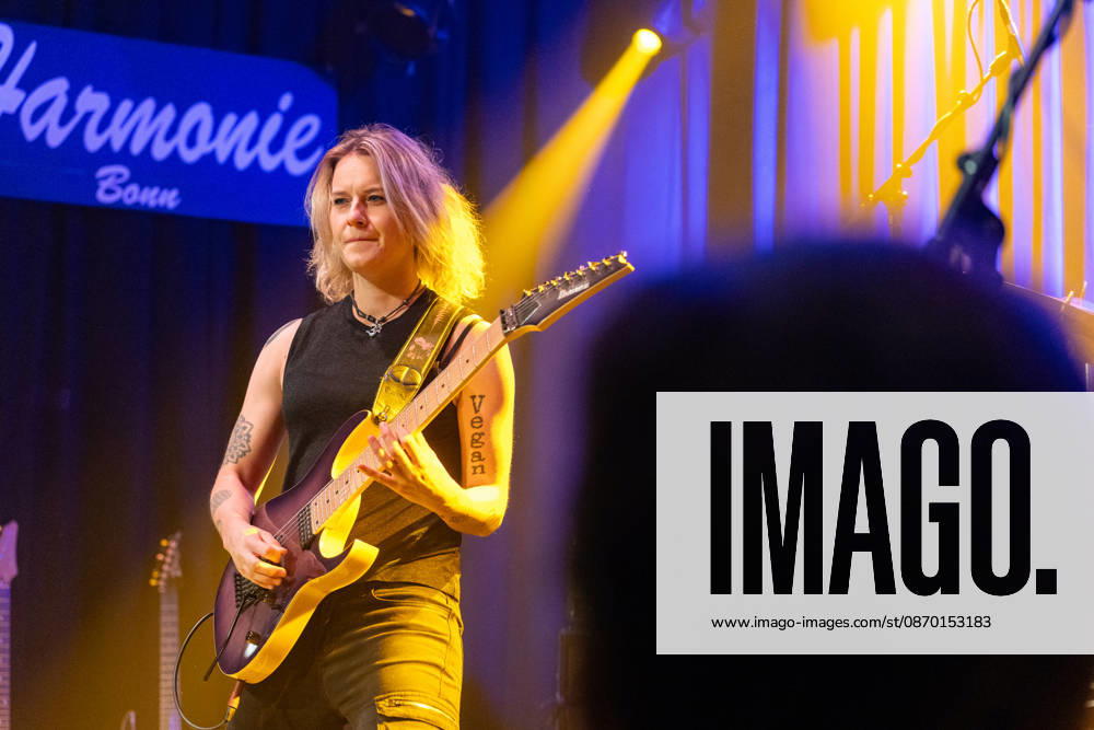 Yasi Hofer in der Harmonie Bonn - 20.10.26 Die Gitarristin Yasi HOFER aus Ulm tritt mit ihrer Band bei einem Konzert in der Harmonie Bonn auf. Sie spielt dort im Rahmen ihrer Best Of Tour 2026. Zu ihrem Stil zählen rockige Gitarrenparts bis hin zu Fusion und instrumentalen Passagen. Bonn Harmonie Bonn Nordrhein-Westfalen Deutschland