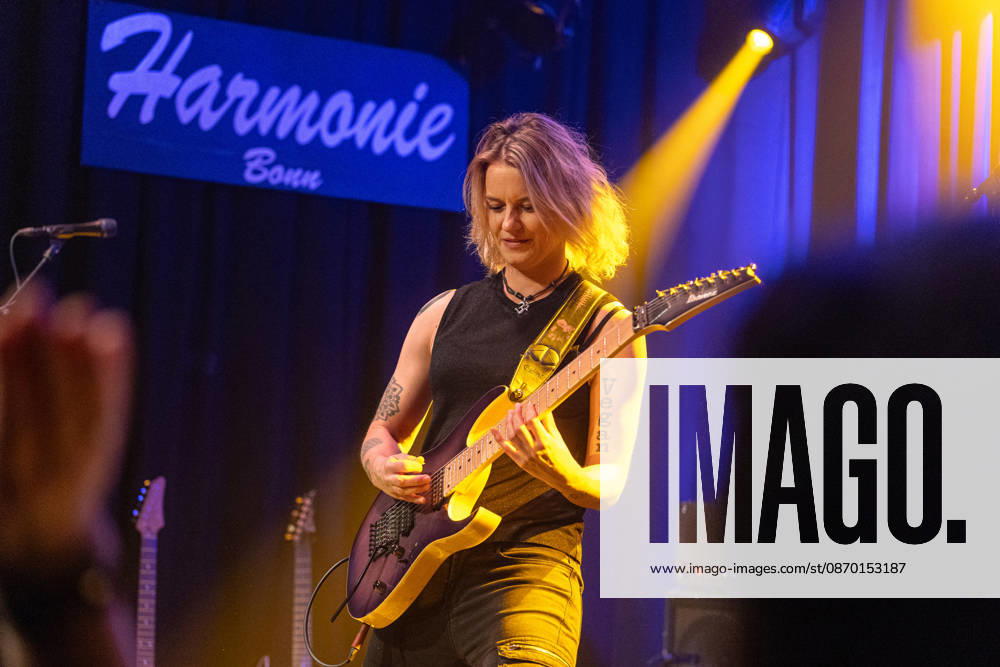 Yasi Hofer in der Harmonie Bonn - 20.10.26 Die Gitarristin Yasi HOFER aus Ulm tritt mit ihrer Band bei einem Konzert in der Harmonie Bonn auf. Sie spielt dort im Rahmen ihrer Best Of Tour 2026. Zu ihrem Stil zählen rockige Gitarrenparts bis hin zu Fusion und instrumentalen Passagen. Bonn Harmonie Bonn Nordrhein-Westfalen Deutschland