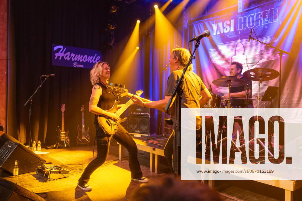 Yasi Hofer und Band in der Harmonie Bonn - 20.10.26 Die Gitarristin Yasi HOFER aus Ulm mit Band (Steffen KNAUS, Bass, und Christoph SCHERER, Schlagzeug) bei einem Konzert in der Harmonie Bonn. Sie spielen dort im Rahmen der Best Of Tour 2026. Ihr Stil reicht von rockigen Gitarrenparts bis zu Fusion. Bonn Harmonie Bonn Nordrhein-Westfalen Deutschland