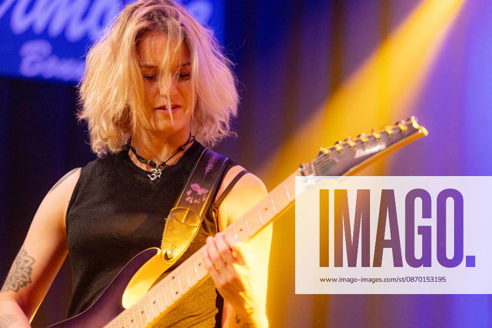 Yasi Hofer in der Harmonie Bonn - 20.10.26 Die Gitarristin Yasi HOFER aus Ulm tritt mit ihrer Band bei einem Konzert in der Harmonie Bonn auf. Sie spielt dort im Rahmen ihrer Best Of Tour 2026. Zu ihrem Stil zählen rockige Gitarrenparts bis hin zu Fusion und instrumentalen Passagen. Bonn Harmonie Bonn Nordrhein-Westfalen Deutschland