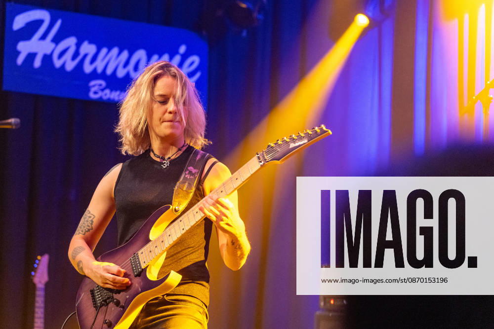 Yasi Hofer in der Harmonie Bonn - 20.10.26 Die Gitarristin Yasi HOFER aus Ulm tritt mit ihrer Band bei einem Konzert in der Harmonie Bonn auf. Sie spielt dort im Rahmen ihrer Best Of Tour 2026. Zu ihrem Stil zählen rockige Gitarrenparts bis hin zu Fusion und instrumentalen Passagen. Bonn Harmonie Bonn Nordrhein-Westfalen Deutschland
