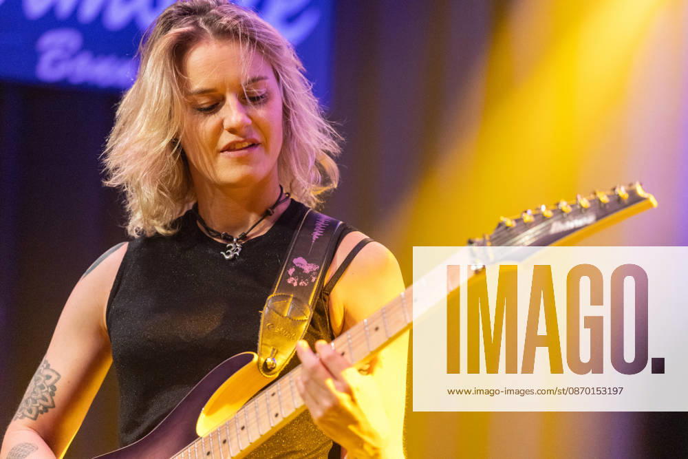 Yasi Hofer in der Harmonie Bonn - 20.10.26 Die Gitarristin Yasi HOFER aus Ulm tritt mit ihrer Band bei einem Konzert in der Harmonie Bonn auf. Sie spielt dort im Rahmen ihrer Best Of Tour 2026. Zu ihrem Stil zählen rockige Gitarrenparts bis hin zu Fusion und instrumentalen Passagen. Bonn Harmonie Bonn Nordrhein-Westfalen Deutschland