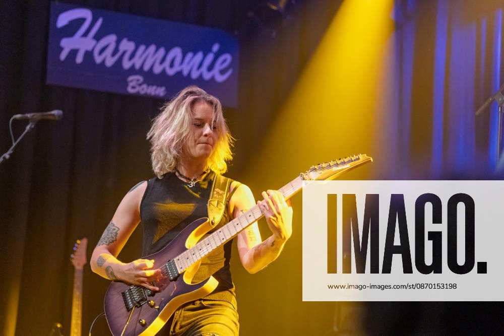 Yasi Hofer in der Harmonie Bonn - 20.10.26 Die Gitarristin Yasi HOFER aus Ulm tritt mit ihrer Band bei einem Konzert in der Harmonie Bonn auf. Sie spielt dort im Rahmen ihrer Best Of Tour 2026. Zu ihrem Stil zählen rockige Gitarrenparts bis hin zu Fusion und instrumentalen Passagen. Bonn Harmonie Bonn Nordrhein-Westfalen Deutschland