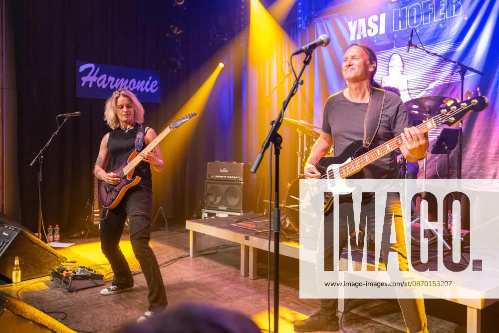 Yasi Hofer und Band in der Harmonie Bonn - 20.10.26 Die Gitarristin Yasi HOFER aus Ulm mit Band (Steffen KNAUS, Bass, und Christoph SCHERER, Schlagzeug) bei einem Konzert in der Harmonie Bonn. Sie spielen dort im Rahmen der Best Of Tour 2026. Ihr Stil reicht von rockigen Gitarrenparts bis zu Fusion. Bonn Harmonie Bonn Nordrhein-Westfalen Deutschland
