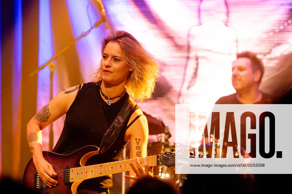 Yasi Hofer und Band in der Harmonie Bonn - 20.10.26 Die Gitarristin Yasi HOFER aus Ulm mit Band (Steffen KNAUS, Bass, und Christoph SCHERER, Schlagzeug) bei einem Konzert in der Harmonie Bonn. Sie spielen dort im Rahmen der Best Of Tour 2026. Ihr Stil reicht von rockigen Gitarrenparts bis zu Fusion. Bonn Harmonie Bonn Nordrhein-Westfalen Deutschland
