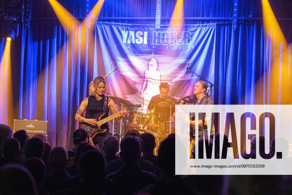 Yasi Hofer und Band in der Harmonie Bonn - 20.10.26 Die Gitarristin Yasi HOFER aus Ulm mit Band (Steffen KNAUS, Bass, und Christoph SCHERER, Schlagzeug) bei einem Konzert in der Harmonie Bonn. Sie spielen dort im Rahmen der Best Of Tour 2026. Ihr Stil reicht von rockigen Gitarrenparts bis zu Fusion. Bonn Harmonie Bonn Nordrhein-Westfalen Deutschland