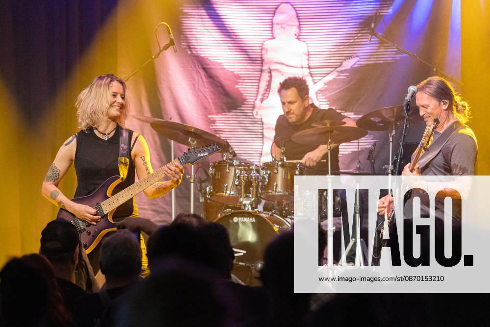 Yasi Hofer und Band in der Harmonie Bonn - 20.10.26 Die Gitarristin Yasi HOFER aus Ulm mit Band (Steffen KNAUS, Bass, und Christoph SCHERER, Schlagzeug) bei einem Konzert in der Harmonie Bonn. Sie spielen dort im Rahmen der Best Of Tour 2026. Ihr Stil reicht von rockigen Gitarrenparts bis zu Fusion. Bonn Harmonie Bonn Nordrhein-Westfalen Deutschland